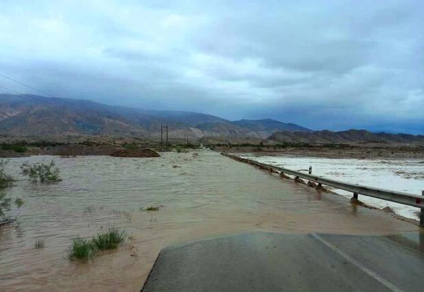 بر اثر طغیان رودخانه‌ها مسیر بندر خمیر ـ بندر لنگه همچنان مسدود است