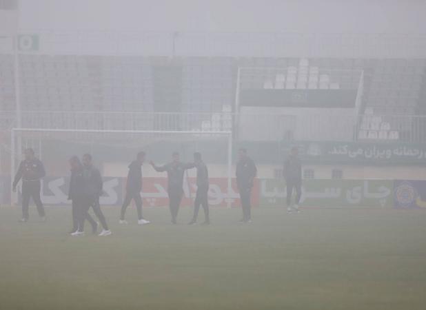 استادیوم شهر اراک زیر مه غلیظ دفن شد!