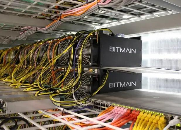 کشف و ضبط ۱۸ دستگاه ماینر غیرمجاز در ۲ مرکز تجاری قم