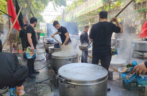 سنندج در سوگ حسین (ع)؛ ۷۲ دیگ نذری به یاد شهدای کربلا