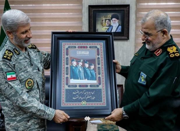 تابلویی که فرمانده کل ارتش به فرمانده کل سپاه هدیه کرد