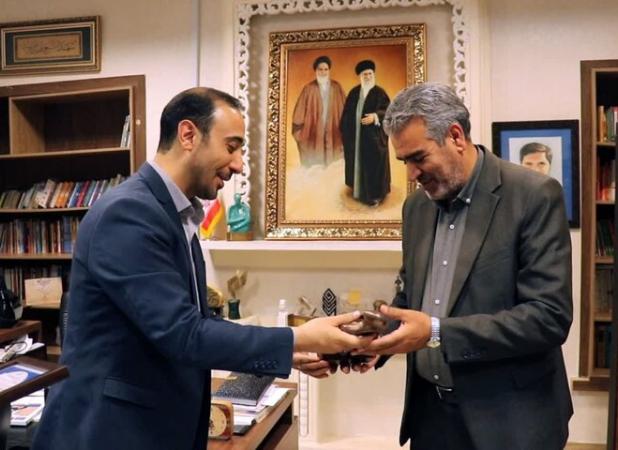 امراله عظیمی چهره سال هنر انقلاب اسلامی در کرمانشاه شد