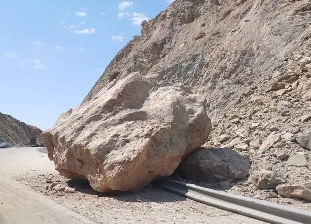 رفع فوری انسداد محور سه‌راهی شهدا به نوسود پس از ریزش سنگ عظیم