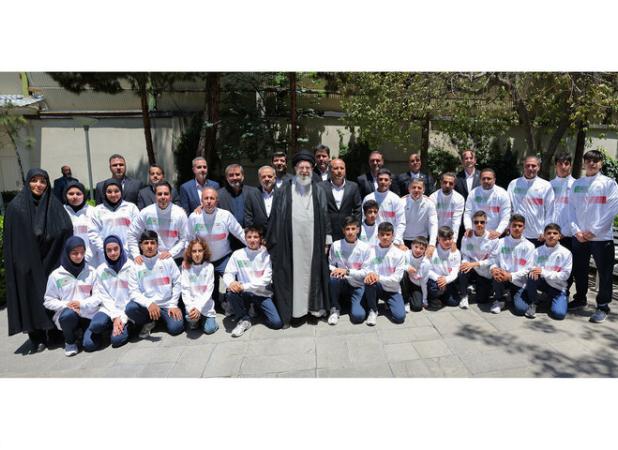 دیدار مدال آوران کاروان ورزشی دانش‌آموزی «امید ایران» با رهبر انقلاب