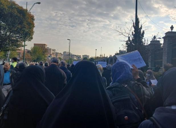 تجمع معلمان بازنشسته مقابل مجلس/ اعتراض‌ به‌ همسان‌ سازی‌