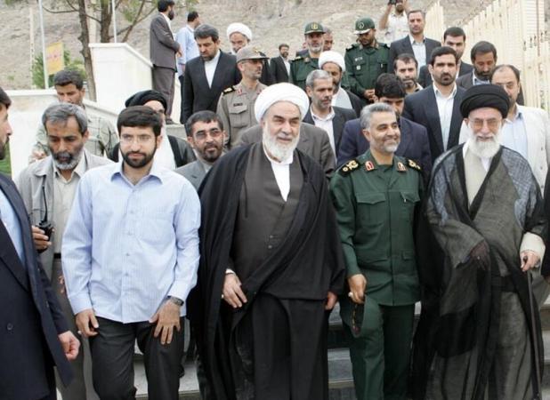 سید مسعود خامنه‌ای در کنار سردار سلیمانی و رهبر انقلاب