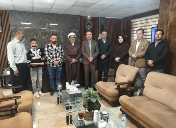 دلجویی از دانش آموز بوکانی توسط امام جمعه و فرماندار