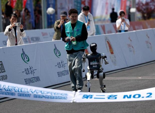 این روبات چینی می‌رقصد، راه می‌رود و فقط ۱۴۰۰ دلار است!