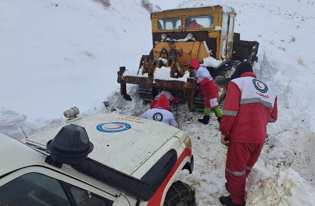 عملیات امدادرسانی به خودروهای گرفتار در کولاک در محور فرعی چایپاره