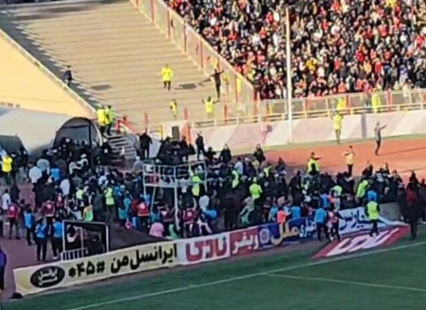 توقف بازی تراکتور و ملوان بدلیل حضور هواداران ملوان در زمین