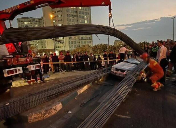 کامیون میلگرد روی سمند واژگون شد