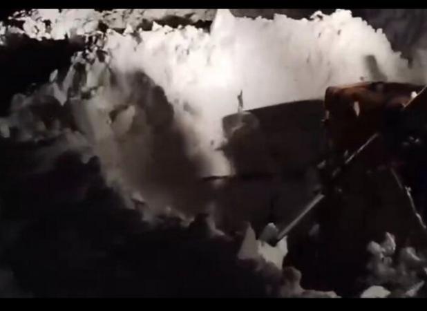 دفن خودروی پاترول زیر بهمن در گردنه ژالانه؛نجات سرنشینان بدون تلفات