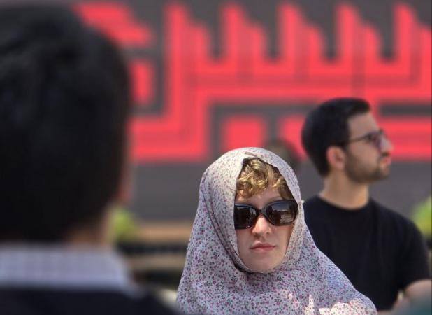 تغییر پوشش خبرنگاران زنِ خارجی در امام‌زاده صالح