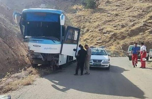 مصدومیت ۲۲ مسافر بر اثر انحراف اتوبوس در ورودی صدرای شیراز