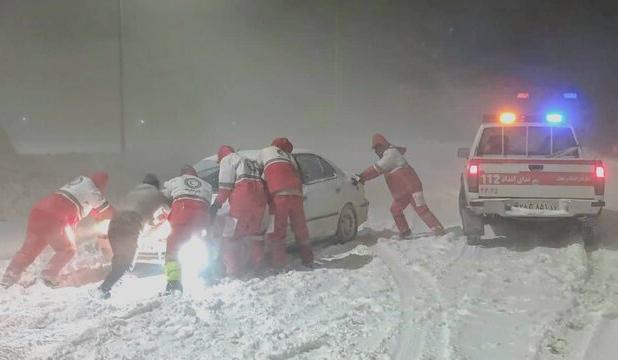 امدادرسانی هلال‌ احمر آذربایجان‌ غربی به ۵۵۹ نفر گرفتار در پی برف و کولاک 