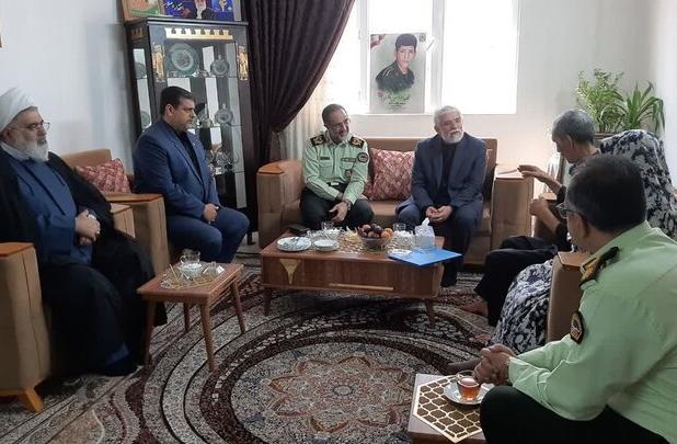 استاندار گلستان با خانواده شهید« گلشنی» دیدار کرد