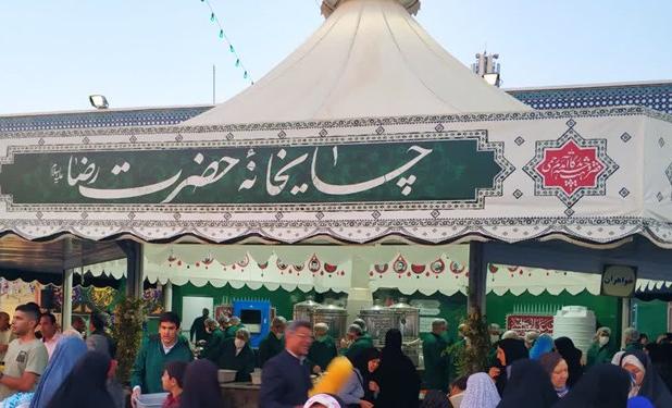 این پاکستانی‌ها با نوشیدنی مخصوصشان کام زائران امام رضا (ع) را شیرین می‌کنند