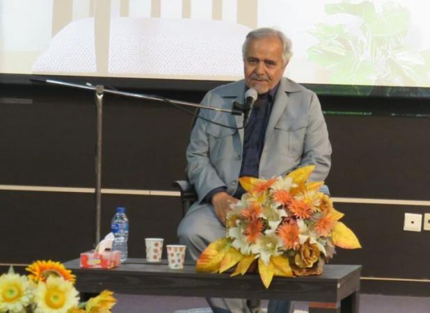 دنبال فاخرکردن عزاداری ها و مداحی ها باشیم