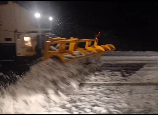 بارش سنگین برف در گردنه خان؛ تردد فقط با زنجیرچرخ