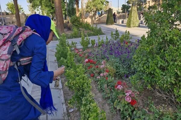 پاکسازی پارک شهرداری بیرجند از فیلتر سیگار به مناسبت روز بدون دخانیات