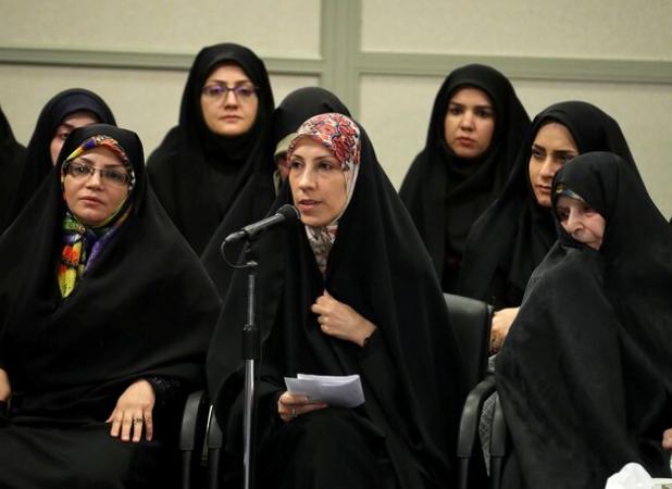 افتاد دانه دانه‌ اشکم به دامنش؛ نزدیک بودم این همه آیا به فاطمه؟