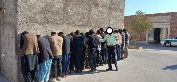 توقیف خودرو ون با ۱۷ تبعه بیگانه در آرادان