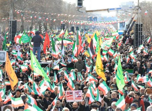 عشق و ارادت البرز نشینان به نظام و شهدا در جشن انقلاب