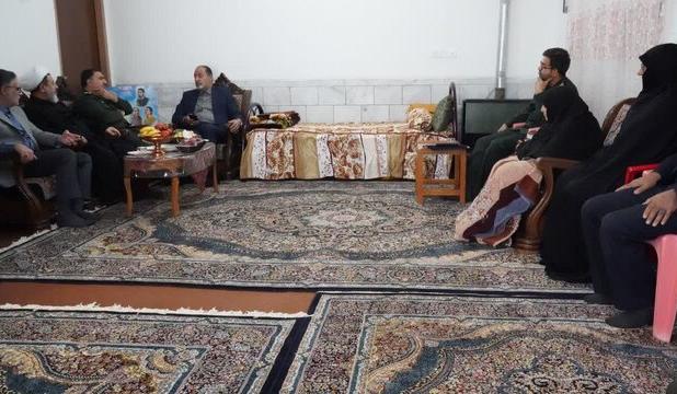 تجلیل مسئولان استان کرمان از خانواده شهیدان مظهری‌صفات در قالب طرح «شهید غیب‌پرور»