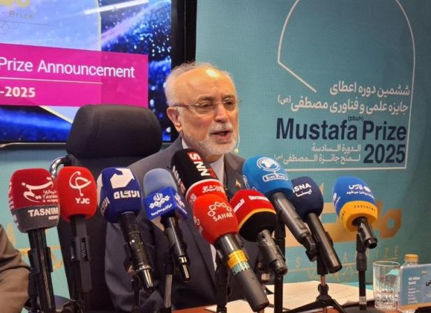 اعطای مدال دانشمند جوان با پشتوانه وقف علمی پروفسور شاهین و فرخزاد