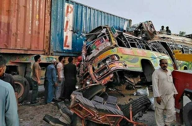 ۴ کشته و ۲۷ زخمی در تصادف جاده‌ای در شرق پاکستان