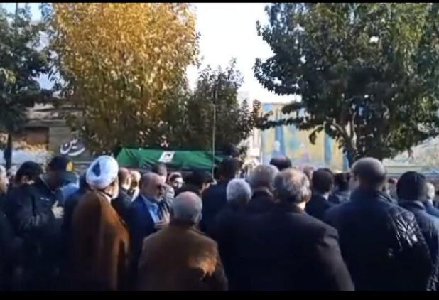 مراسم تشییع پیکر آیت‌الله شاهچراغی بر دستان مردم قدرشناس سمنان