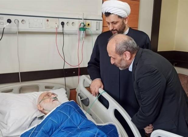 عیادت رئیس صدا و سیما از آیت‌الله نوری همدانی در بیمارستان