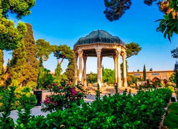استاد ادبیات دانشگاه شیراز:حافظ شاعر تعادل میان عشق، اخلاق و حقیقت است