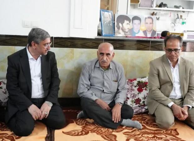 استاندار لرستان با خانواده شهید «اسماعیل عباس‌پور» دیدار کرد