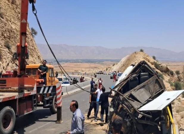مشخص شدن علت واژگونی اتوبوس در محور فیروزآباد- کوار