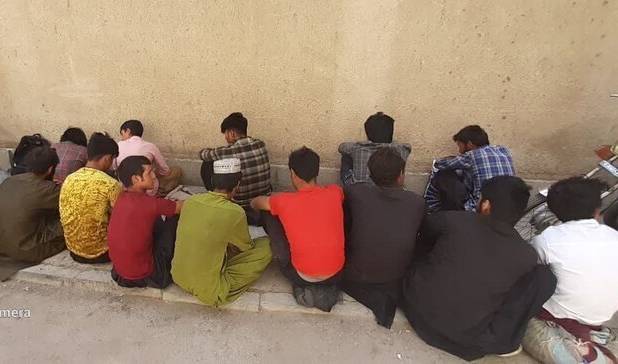 دستگیری اتباع بیگانه غیرمجاز در نیکشهر و کشف ۸ قبضه سلاح غیر مجاز