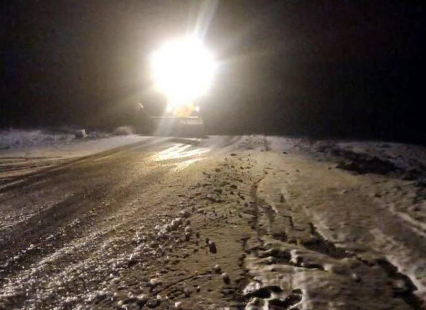 امدادرسانی به خودروهای گرفتار در برف محورهای روانسر