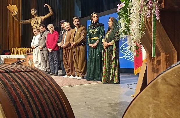 خبرنگاران مهر در اختتامیه جشنواره ۳۵ تئاتر کردستان تجلیل شدند