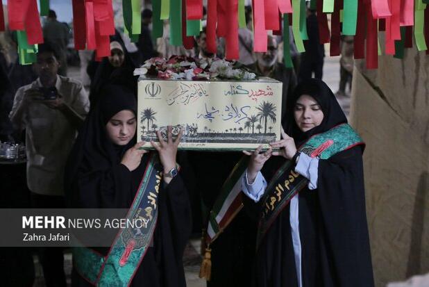 استقبال مادران و همسران شهدا از پیکر شهید گمنام دفاع مقدس در هشتبندی