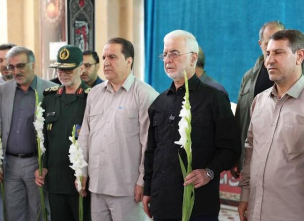 ادای احترام وزیر کشور به مقام شامخ شهدای گمنام