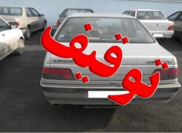 پژو ٤٠٥ با ١٣۶ میلیون خلافی در خمینی‌شهر توقیف شد