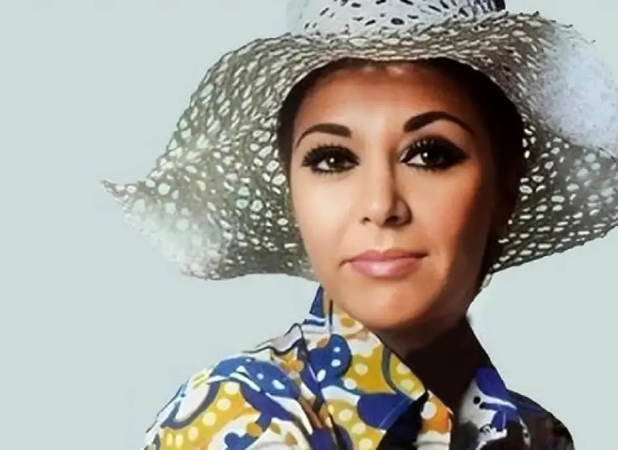 تصویری از آغاسی و جمیله در اوجِ جوانی