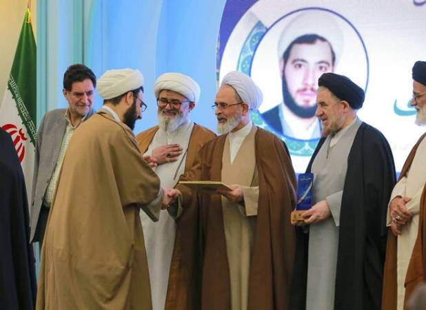 مهدی یاوران سال در همایش دکترین مهدویت تجلیل شدند