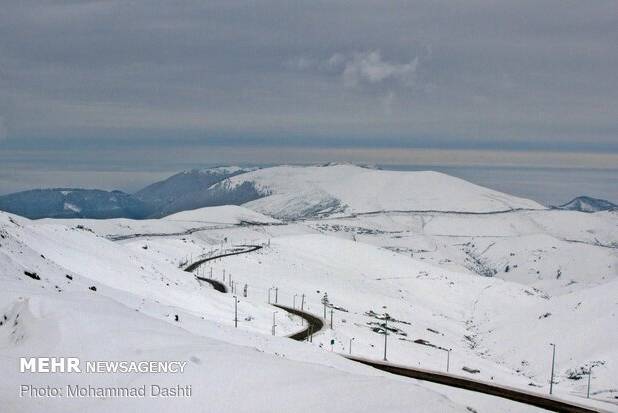 بارش ۵ سانتی‌ برف در محور اسالم به خلخال؛ تردد فقط با زنجیرچرخ