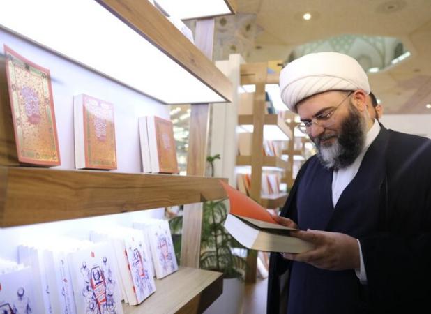 حجت الاسلام محمد قمی از نمایشگاه کتاب بازدید کرد