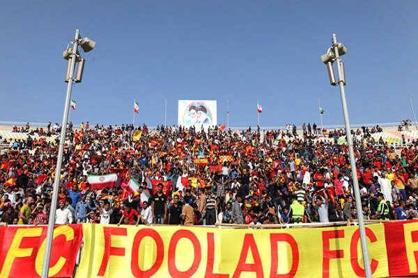 شعارهای تند هواداران فولاد علیه یحیی گل‌محمدی