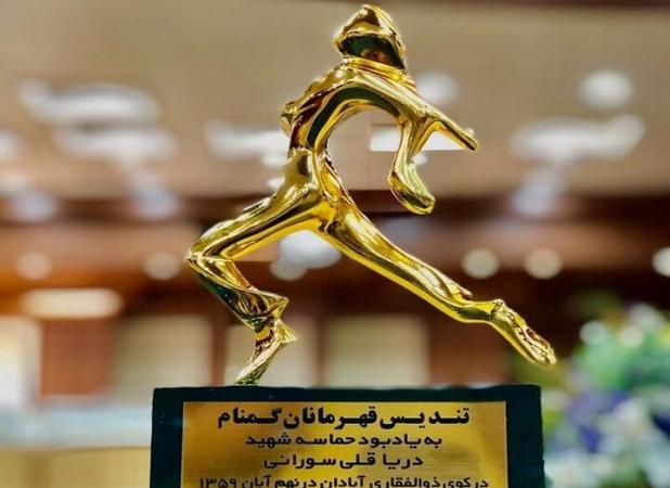 اهدای تندیس «قهرمانان گمنام» به خانواده شهید حاجی‌زاده