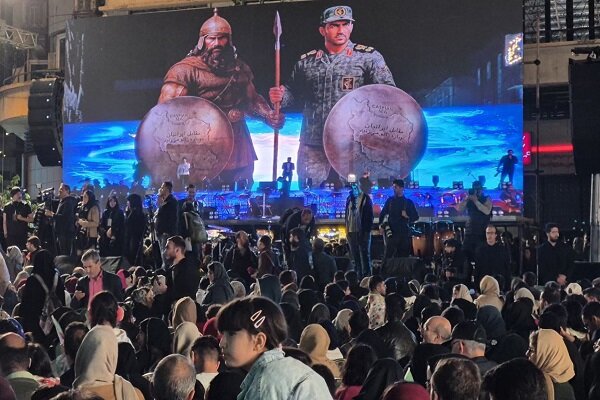 رونمایی از مجسمه شکست والرین؛ دشمنان در مقابل ایران زانو می‌زنند