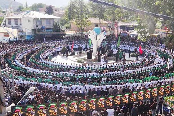 آئین«سینه‌زنی کمر به کمر»رامیان نمادی زنده ازوحدت مذهبی وظرفیت گردشگری