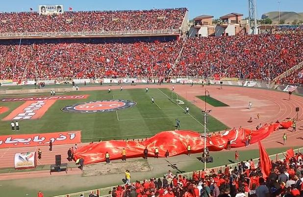 اهتزار پرچم بزرگ تراکتور در جو بی نظیر یادگار امام تبریز